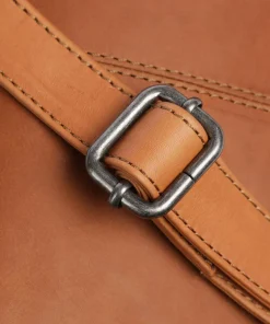 Cow Wax Pull Up Henderson Umhängetasche fein genarbtes Leder cognac